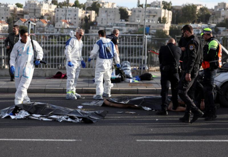 Dvojica napadača izrešetala autobusnu stanicu u Jeruzalemu